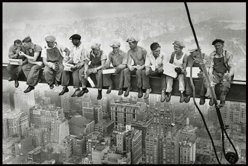 Close Up Eating Above Manhattan - New York Poster (62x93 cm) gerahmt in: Rahmen schwarz