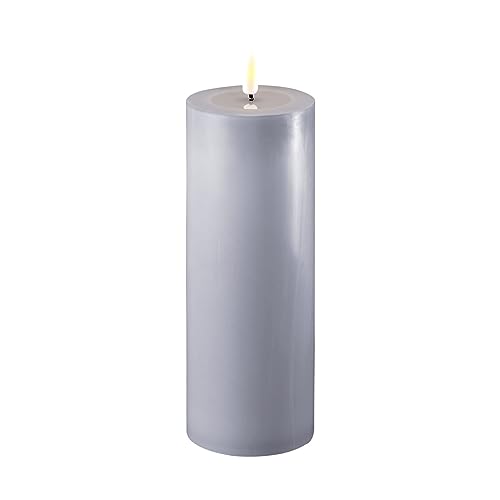 LED Kerze Deluxe Homeart, Indoor LED-Kerze mit realistischer Flamme auf einem Echtwachsspiegel, warmweißes Licht - Dust Blue 7,5 x 20 cm