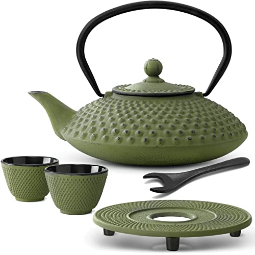 Teekanne asiatisch Gusseisen Set 1.25 Liter - grüne Gusskanne & Edelstahl Tee-Filter-Sieb-Einsatz für losen Tee & 2 Teebecher (Tassen) & Untersetzer &Deckelheber