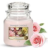 Yankee Candle mittelgroße Duftkerze im Glas, Fresh Cut Roses, Brenndauer bis zu 75 Stunden
