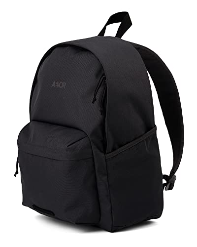 AEVOR® Everyday Pack Schwarz | Rucksack mit 16“ Laptopfach & Befestigungssystem für Yogamatte & Fahrradlicht | für den Alltag, Uni, Büro oder Schule | Wasserabweisend | Aus recyceltem PET | 20L