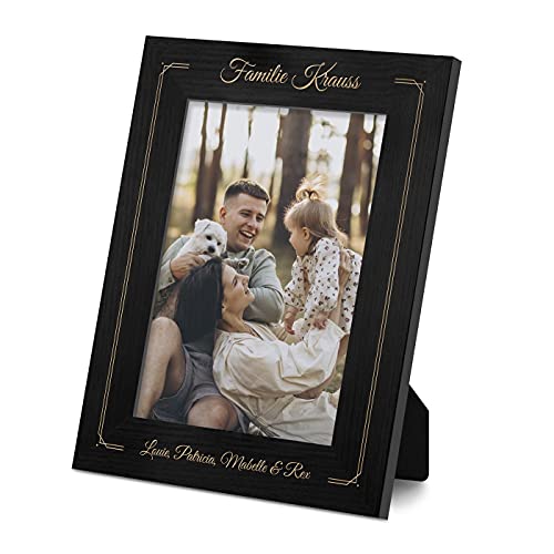 Maverton Fotorahmen mit Aufdruck - aus Naturholz - personalisiert - mit Fuß und Anhänger - individueller Aufdruck - Geschenk für Paare - Hochzeitsgeschenk -27,5 x 21,5 cm - Familie