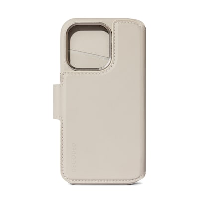 Decoded 2-in-1 Abnehmbare Schutzhülle für Apple iPhone 15 Pro - Hochwertiges Europäisches Leder - Kartenhalter Hülle - Lederhülle - MagSafe-Kompatibel - Microfiber Lining - Clay Beige