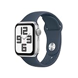 Apple Watch SE (2. Generation, 2023) (GPS, 40 mm) Smartwatch mit Aluminiumgehäuse in Silber und Sportarmband (M/L) in Sturmblau. Fitness- und Schlaftracker, Unfallerkennung, Herzfrequenzmesser
